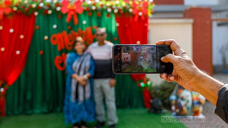 ঢাকার তেজগাঁওয়ে হলি রোজারি চার্চে বুধবার বড়দিনের প্রস্তুতি দেখতে পরিবার নিয়ে এসেছেন অনেকে