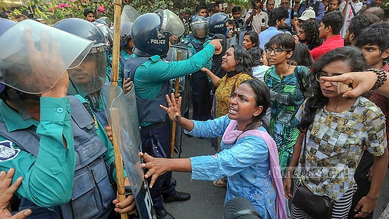 ‘ধর্ষণ ও নিপীড়নের বিরুদ্ধে বাংলাদেশ’ ব্যানারে গণপদযাত্রা মঙ্গলবার রাজধানীর ইন্টারকন্টিনেন্টাল হোটেলের সামনে পৌঁছালে পুলিশ তাদের আটকে দেয়।