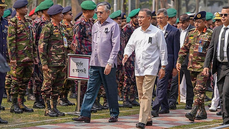 বনানী সামরিক কবরস্থানে পিলখানা হত্যাকাণ্ডে নিহত সেনা কর্মকর্তাদের শ্রদ্ধা জানানোর সময় রাষ্ট্রপতি মোঃ সাহাবুদ্দিনের সঙ্গে কুশল বিনিময় করেন প্রধানমন্ত্রী তারেক রহমান