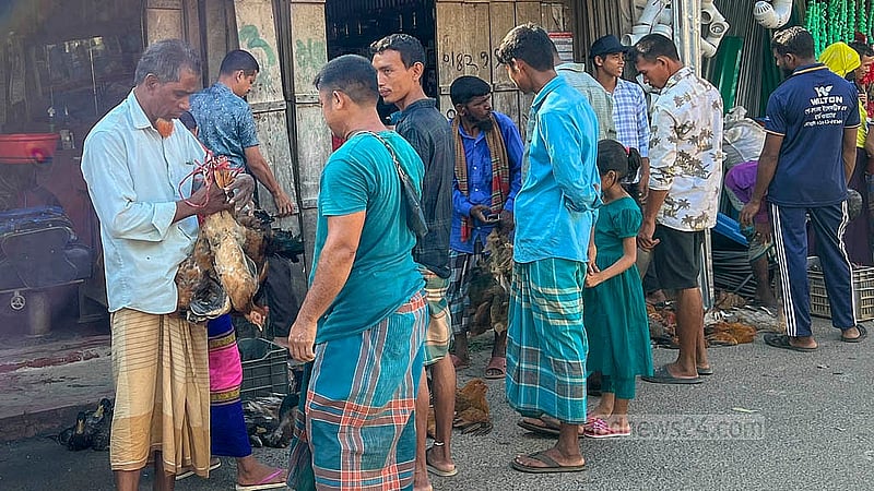 খাগড়াছড়ির মহালছড়ির হাটে মুরগি কিনতে ক্রেতাদের ভিড়। ছবি: সমির মল্লিক