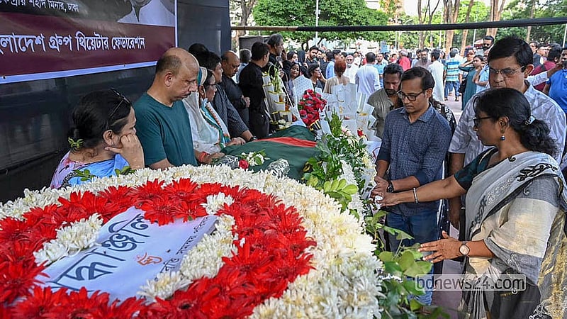 কেন্দ্রীয় শহীদ মিনার প্রাঙ্গণে অভিনেতা ও নির্দেশক আতাউর রহমানের মরদেহের শেষ শ্রদ্ধা জানান বিভিন্ন স্তরের মানুষ।