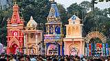 সরস্বতী পূজা ঘিরে ঢাকা বিশ্ববিদ্যালয়ের জগন্নাথ হলে শুক্রবার বেলা বাড়ার সঙ্গে সঙ্গে মানুষের ভিড় বাড়তে থাকে