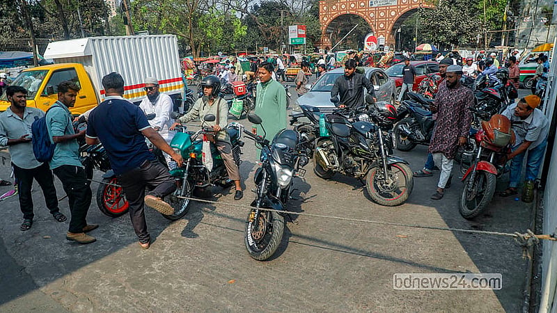 রাজধানীর নীলক্ষেত মোড়ের ফিলিং স্টেশনের বাইরে তেল নিতে আসা যানবাহনের ভিড়। শুক্রবার তেল না থাকায় এই ফিলিং স্টেশন বন্ধ রাখা হয়