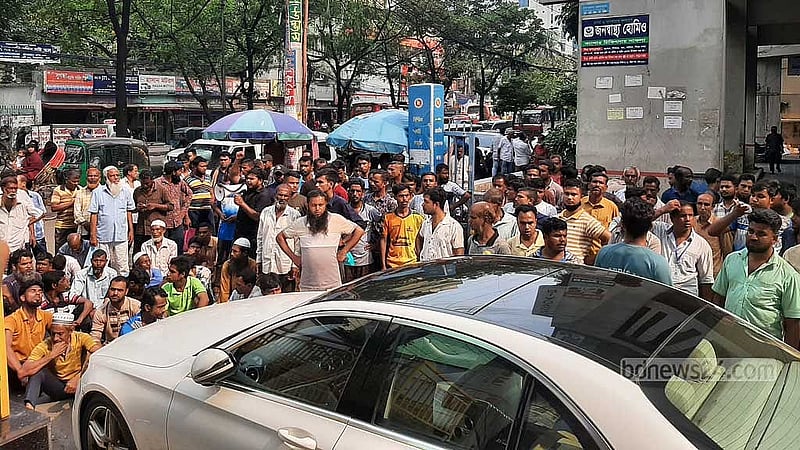 শ্রমিকদের অভিযোগ, তাদের বকেয়া পরিশোধ নিয়ে একাধিকবার তারিখ দিয়ে কথা রাখেনি বিএনএস গ্রুপ
