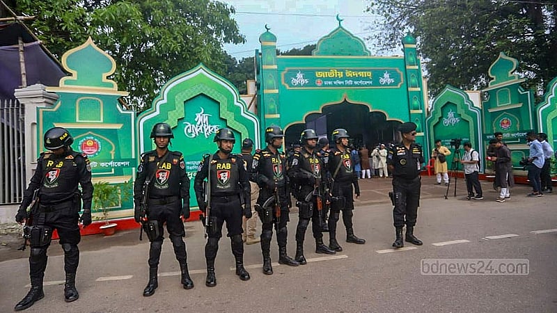 ঈদুল আজহার নামাজকে কেন্দ্র করে জাতীয় ঈদগাহ ময়দানে জোরদার করা হয় কড়া নিরাপত্তা ব্যবস্থা। ছবি: আব্দুল্লাহ আল মমীন