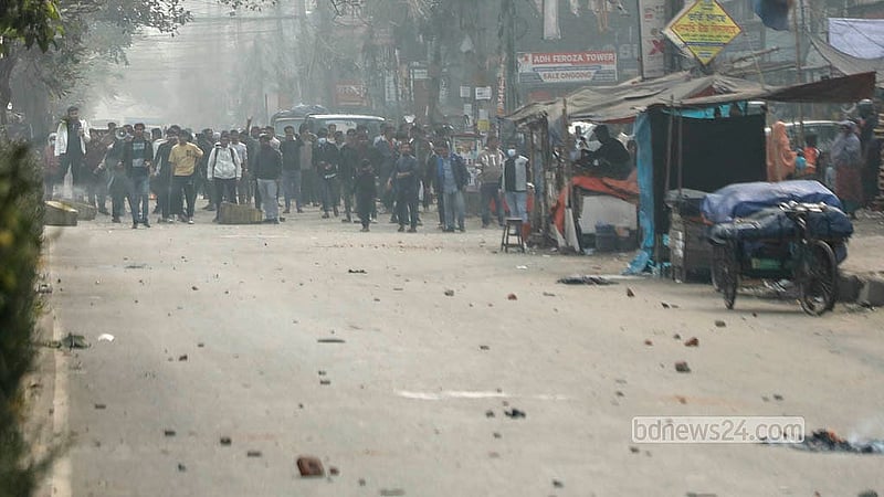 রাজধানীর কারওয়ান বাজারে রোববার পুলিশের সঙ্গে মোবাইল ব্যবসায়ীদের সংঘর্ষ। ছবি: আব্দুল্লাহ আল মমীন