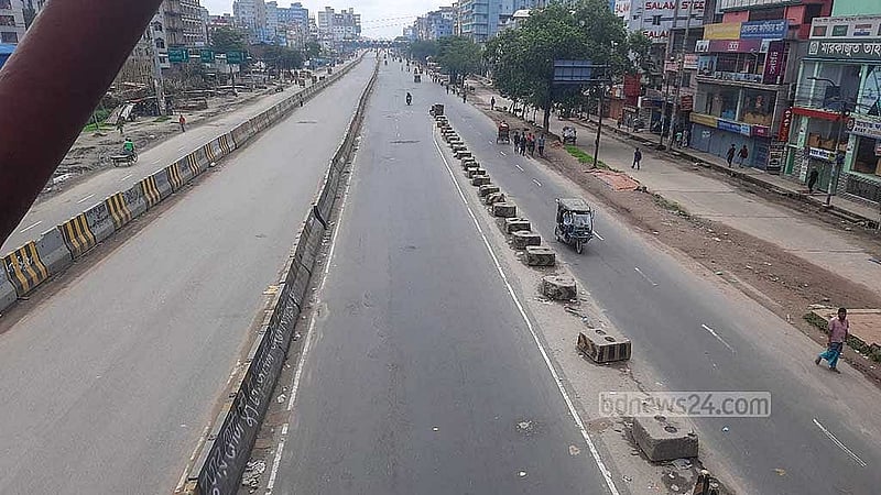 এক দফা দাবিতে অসহযোগ আন্দোলনের প্রথম দিন রোববার বেলা পৌনে ১১টায় শনির আখড়ায় ঢাকা-চট্টগ্রাম মহাসড়কের চিত্র। ছবি: আবু তালেব