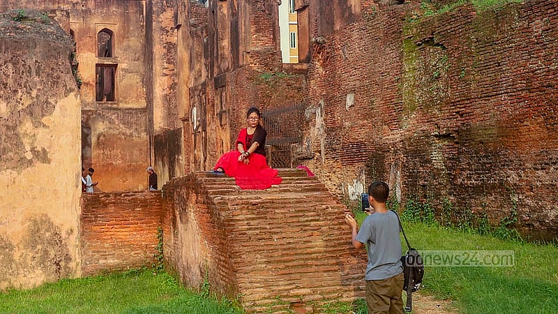 ঈদের পরের দিন রোববার পুরান ঢাকার লালবাগ কেল্লায় বেড়ানোর মুহূর্ত ধরে রাখতে অনেকেই ছবি তোলেন। ছবি: আব্দুল্লাহ আল মমীন