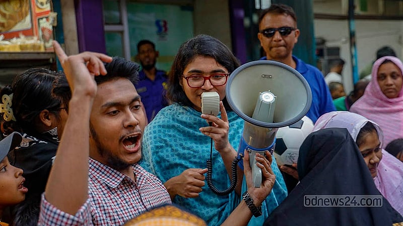 ঢাকার সিপাহীবাগ টেম্পো স্ট্যান্ড সোমবার ভোটারদের আশ্বাস আর প্রতিশ্রুতি দিয়ে ভোট চেয়েছেন ঢাকা-৯ আসনের স্বতন্ত্র প্রার্থী তাসনিম জারা। নির্বাচনে জয় পেলে কী করবেন, সেই ভাবনাও ভোটারদের কাছে তুলে ধরেছেন