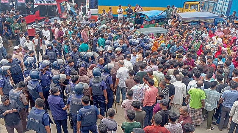 বেতন ও অতিরিক্ত কর্মঘণ্টার মজুরির দাবিতে শনিবার বন্দরনগরী চট্টগ্রামের আরাকান সড়কের সিঅ্যান্ডবি মোড় অবরোধ করেন আজিম গ্রুপের সোয়েটার কারখানার শ্রমিকরা।