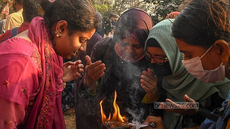সরকারি প্রাথমিক বিদ্যালয়ে সহকারী শিক্ষক পদে নিয়োগ বাতিল হওয়া প্রার্থীদের সচিবালয়মুখী পদযাত্রা ছত্রভঙ্গ করতে কাঁদুনে গ্যাস ছোড়ে পুলিশ। এ সময় গ্যাসের ঝাঁজ থেকে রক্ষা পেতে অনেককে আগুন জ্বালিয়ে শ্বাস নিতে দেখা যায়। ছবি: আব্দুল্লাহ আল মমীন