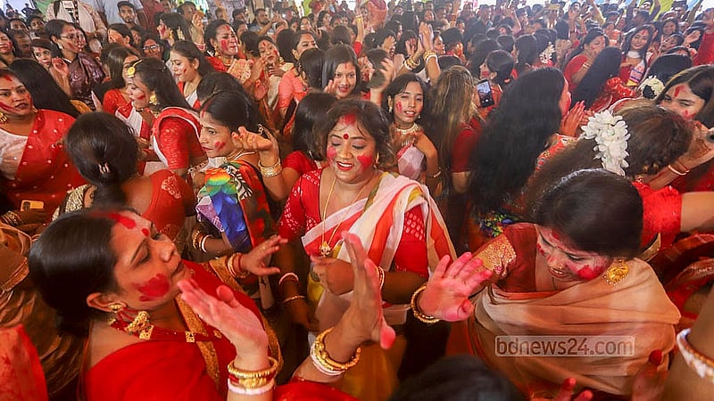 বির্সজনের আগে ঢাকেশ্বরী মন্দিরে রোববার নাচে-গানে আনন্দে আত্মহারা সনাতন ধর্মাবলম্বীরা। ছবি: আব্দুল্লাহ আল মমীন