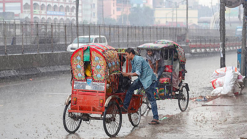 রাজধানীতে শনিবার দুপুরে হঠাৎ বৃষ্টিতে বিপাকে পড়েন নগরবাসী। যাত্রাবাড়ীর কুতুবখালী এলাকা থেকে তোলা। ছবি: আব্দুল্লাহ আল মমীন