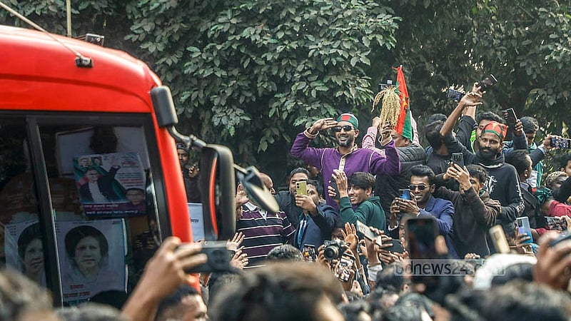 বিএনপির ভারপ্রাপ্ত চেয়ারম্যান তারেক রহমানকে এক নজর দেখতে শেরে বাংলা নগর এলাকায় ভিড় করেন সর্বস্তরের মানুষ