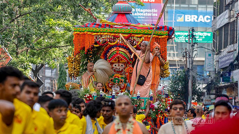 স্বামীবাগ আশ্রম থেকে বের হওয়া রথযাত্রার প্রথম রথটি বলরামের। সনাতন ধর্মগুরুদের মতে, মাঝের রথটি বোন সুভদ্রার; শেষেরটি আরেক ভাই কৃষ্ণের। ছবি: মাহমুদ জামান অভি