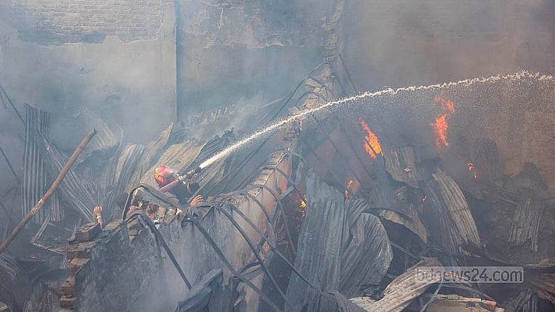পুরান ঢাকার ইসলামবাগে প্লাস্টিকের গুদামে আগুন লাগার পর নিয়ন্ত্রণের চেষ্টায় ফায়ার সার্ভিসের কর্মীরা।