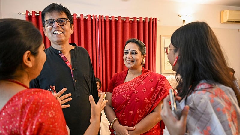 বিডিনিউজ টোয়েন্টিফোর ডটকমের বর্ষবরণ অনুষ্ঠানে চলচ্চিত্র নির্মাতা এনামুল করিম নির্ঝর এবং অভিনয়শিল্পী অপি করিম দম্পতি।