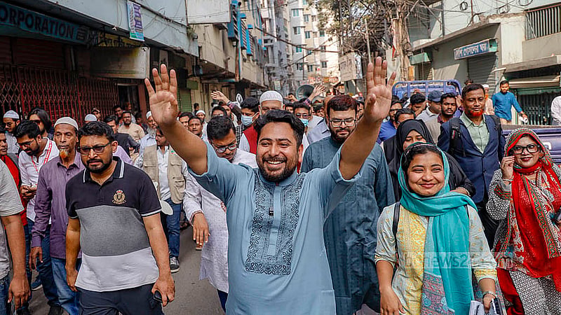 ঢাকা-১১ আসনের চৌধুরীপাড়া এলাকায় বুধবার দুপুরে জোহরের নামাজ শেষে গণসংযোগ করেন ১১ দলীয় জোট মনোনীত প্রার্থী, জাতীয় নাগরিক পার্টির মো. নাহিদ ইসলাম