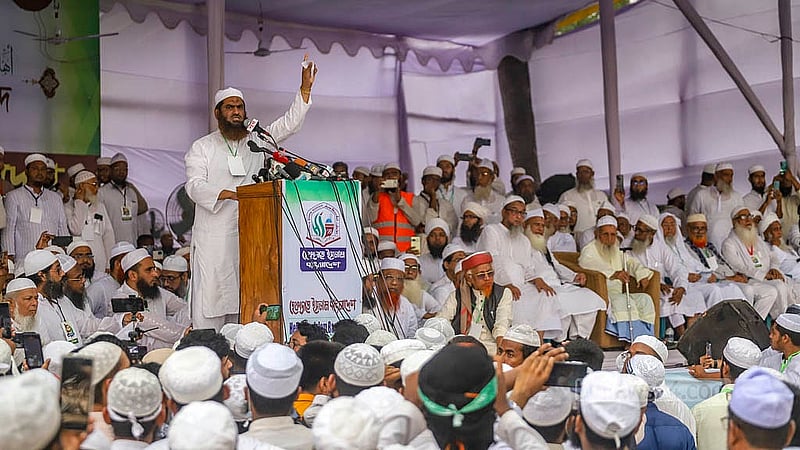 রাজধানীর সোহরাওয়ার্দী উদ্যানে শনিবার হেফাজতে ইসলামের মহাসমাবেশে বক্তব্য দেন সংগঠনটির যুগ্ম মহাসচিব মামুনুল হক। ছবি: আব্দুল্লাহ আল মমীন