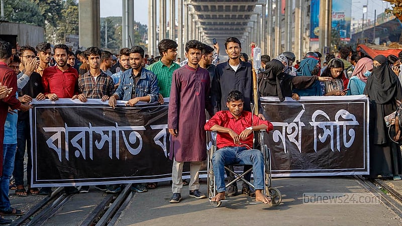 স্বতন্ত্র বিশ্ববিদ্যালয়ের দাবিতে আন্দোলনরত সরকারি তিতুমীর কলেজের শিক্ষার্থীরা সোমবার দুপুরে মহাখালী রেলক্রসিংয়ে অবস্থান নিয়ে রেলপথ অবরোধ করেন। ছবি: মাহমুদ জামান অভি
