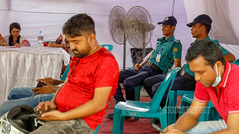 বাংলাদেশ রেড ক্রিসেন্ট সোসাইটির বানানো বিশ্রামাগারে পথচলতি যে কেউ এসেই বিশ্রাম নিতে পারবেন। ছবি: মাহমুদ জামান অভি