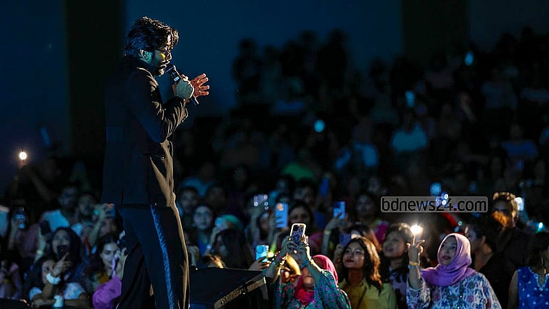 যুক্তরাষ্ট্রের ভার্জিনিয়া উড ব্রিজ হাই স্কুল প্রাঙ্গণে ‘ডিএমিভি বাংলা বিট ফেস্ট’ অনুষ্ঠানে প্রবাসী বাংলাদেশিদের অনুষ্ঠানে গান পরিবেশন করেন সংগীত শিল্পী প্রীতম হাসান। ছবি: নূর আহমেদ জিলাল