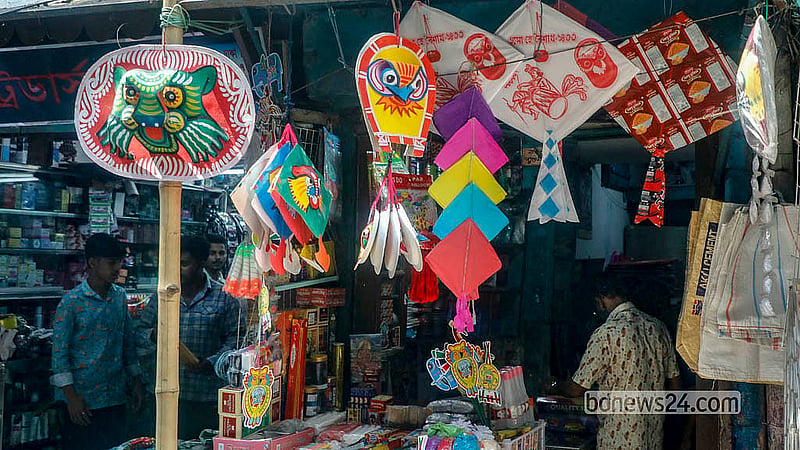 বাংলা বর্ষবরণে ঘর ও দোকান সাজানোর সামগ্রীর পসরা সাজিয়ে বসেছেন শাঁখারী বাজারের দোকানিরা।  ছবি: আব্দুল্লাহ আল মমীন