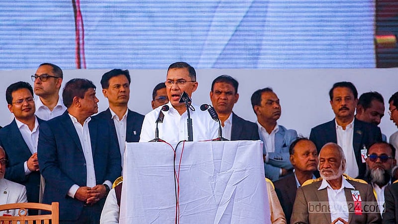 দেড় যুগের নির্বাসন ভেঙে বৃহস্পতিবার দেশে ফেরার পর পূর্বাচলের ৩০০ ফিট সড়কে লাখো মানুষের সমাবেশে বক্তব্য দেন বিএনপির ভারপ্রাপ্ত চেয়ারম্যান তারেক রহমান। ছবি: মাহমুদ জামান অভি