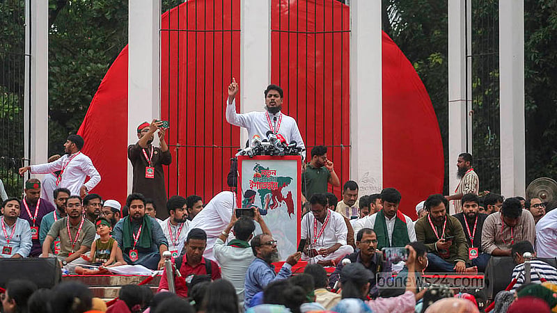 কেন্দ্রীয় শহীদ মিনার প্রাঙ্গণে রোববার জাতীয় নাগরিক পার্টির সমাবেশ বক্তব্য রাখেন দলের সদস্য সচিব আখতার হোসেন। ছবি: আব্দুল্লাহ আল মমীন