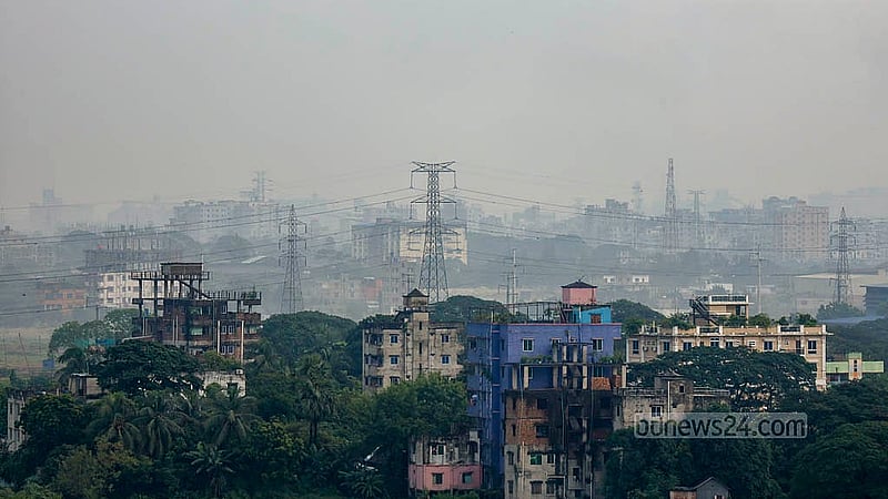 ঢাকার ডেমরার কোনাবাড়ি এলাকায় রয়েছে বেশ কিছু রি-রোলিং মিল, দিনভর এসব কারখানা থেকে বেরোয় কালো ও সাদা ধোঁয়া। ছবি: মাহমুদ জামান অভি