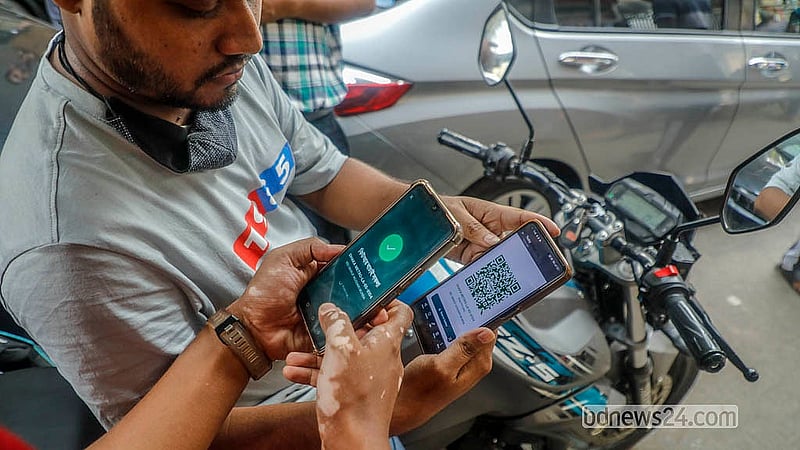 রাজধানীর পরীবাগ এলাকায় একটি ফিলিং স্টেশনে ফুয়েল পাসের কিউআর কোড স্ক্যান করছে ফিলিং স্টেশন কর্তৃপক্ষ