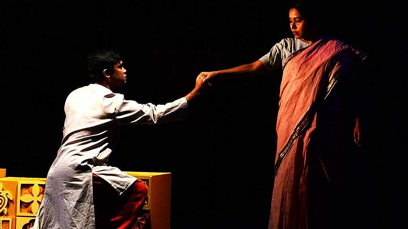 ‘কমলা রঙের বোধ’ নাটকের মহড়া। ছবি: থিয়েটার ফ্যাক্টরির সৌজন্যে।