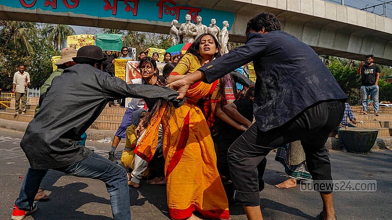 নারী নিপীড়নের ঘটনা সবার সামনে তুলে ধরতে বুধবার রাজু ভাস্কর্যের সামনে পথনাটকের আয়োজন করে ঢাকা বিশ্ববিদ্যালয়ের থিয়েটার অ্যান্ড পারফরম্যান্স স্টাডিজ বিভাগের শিক্ষার্থীরা। ছবি: মাহমুদ জামান অভি