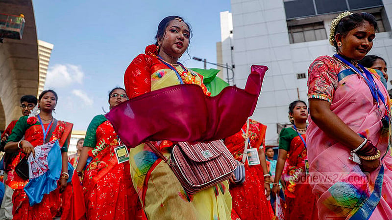 সনাতন ধর্মাবলম্বীদের শ্রী শ্রী জগন্নাথ দেবের রথযাত্রা উৎসবে নেচে গেয়ে অংশগ্রহণ করেন নারীরা। ছবি: মাহমুদ জামান অভি
