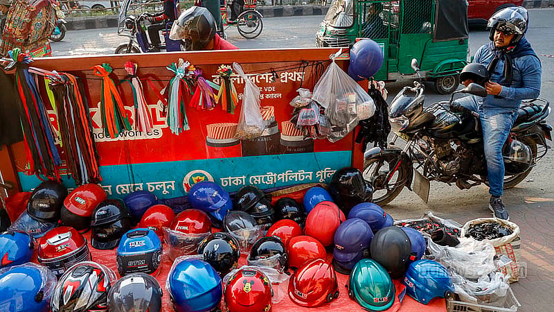 রাজধানীর সায়েন্সল্যাব মোড়ের ফুটপাতে ১০০ টাকা থেকে শুরু করে ২৫০০ টাকাতেও হেলমেট পাওয়া যায়। এসব হেলমেটের ক্রেতাদের বেশিরভাগ রাইড শেয়ার চালকর