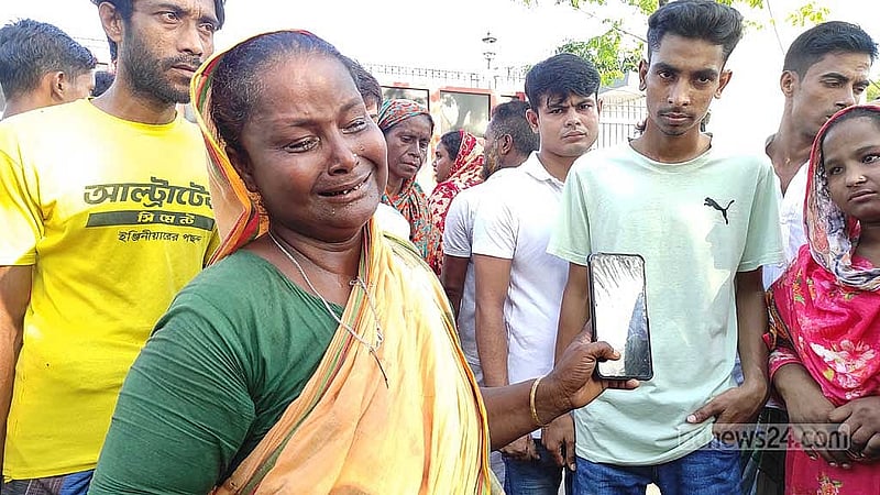 মো. সজীবের খোঁজে কারখানার সামনে অপেক্ষা করা মা কুলসুম বেগম সবাইকে মোবাইলে ছেলের ছবি দেখাচ্ছিলেন। 