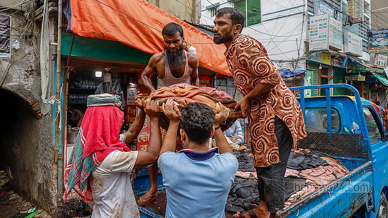 কোরবানির ঈদের পরদিন মঙ্গলবার পুরান ঢাকার পোস্তার আড়তে নেওয়ার জন্য কাঁচা চামড়া ঝুড়িতে তুলছেন শ্রমিকেরা।ছবি: মাহমুদ জামান অভি