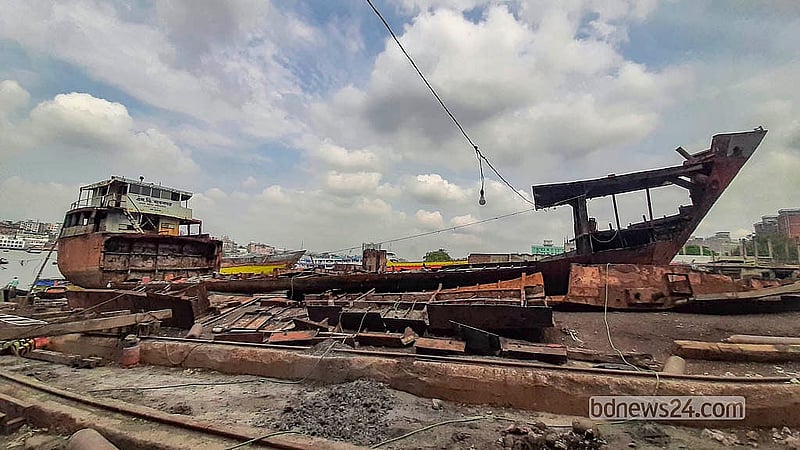 ঢাকার কেরাণীগঞ্জে বুড়িগঙ্গা নদীর তীরের ডকইয়ার্ডগুলোতে জাহাজ তৈরি মেরামত ও পুরনো জাহাজ ভাঙার কাজ করে থাকেন শ্রমিকরা। কর্মঘণ্টা নিয়ে আপত্তি আর পারিশ্রমিক নিয়েও নানা অভিযোগ রয়েছে তাদের। ছবি: আব্দুল্লাহ আল মমীন