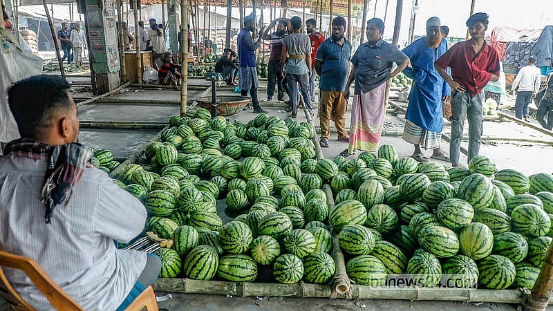 রাজধানীর যাত্রাবাড়ী আড়তে তরমুজের পসরা সাজিয়ে বসেছেন ব্যবসায়ীরা। ছবি: আব্দুল্লাহ আল মমীন