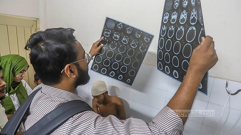 মাহবুবুর রহমান মোল্লা কলেজের শিক্ষার্থীদের হামলায় আহত শহীদ সোহরাওয়ার্দী কলেজর শিক্ষার্থী নাফি উদ্দিনের চিকিৎসা চলছে ন্যাশনাল মেডিকেল ইনস্টিটিউট হাসপাতালে। ছবি: আব্দুল্লাহ আল মমীন