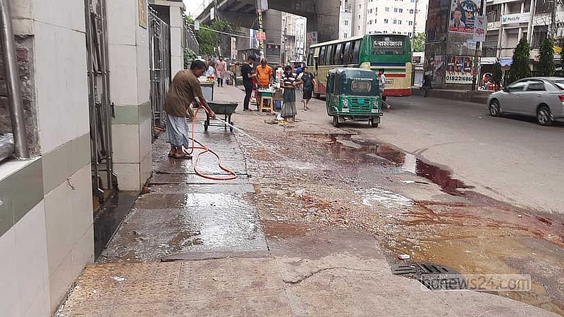 নির্ধারিত স্থানে কোরবানি দিতে উদ্বুদ্ধ করতে ব্যর্থ হয়ে এবার হাল ছেড়েছে ঢাকার দুই সিটি করপোরেশন। প্রায় সবাই কোরবানি দিয়েছেন বাড়ির সামনে। রক্ত পরিষ্কার করতে পানি দিলেও গন্ধ রয়ে গেছে।