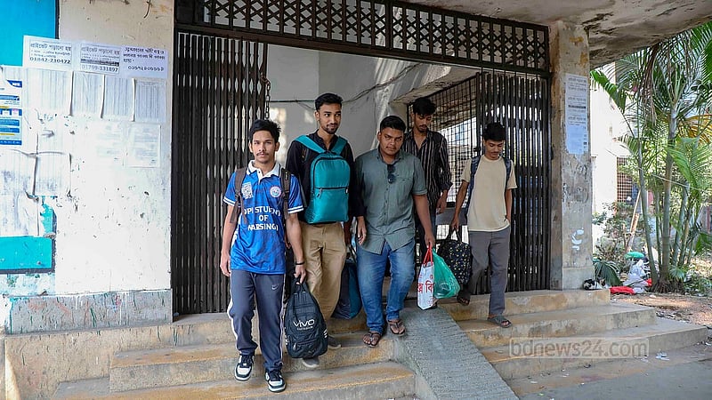 দুই দিনে চার দফা ভূমিকম্পের পর ঢাকা পলিটেকনিক ইনস্টিটিউটের ঝুঁকিপূর্ণ লতিফ ছাত্রাবাস থেকে বের হয়ে আসছেন শিক্ষার্থীরা।