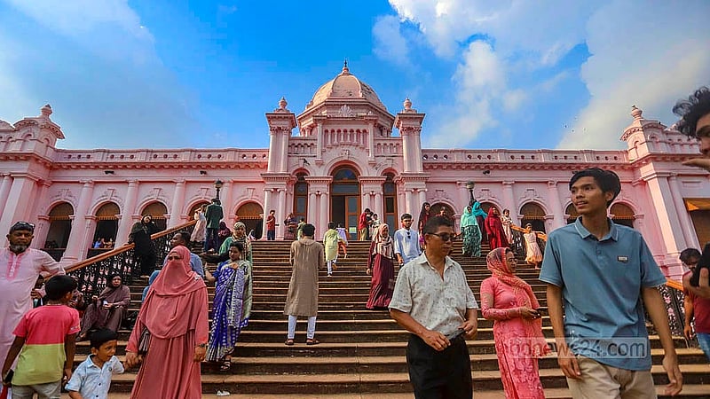কেউ এসেছেন পরিবারের সঙ্গে; কেউ বন্ধুদের সঙ্গে। শুক্রবার ঢাকার আহসান মঞ্জিল জাদুঘরে। ছবি: আব্দুল্লাহ আল মমীন