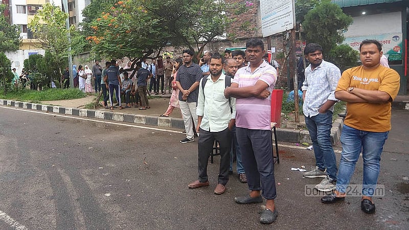রাজধানীর হাতিরঝিলে ওয়াটার ট্যাক্সি চলাচল বন্ধ, তাই এফডিসি প্রান্তে চক্রাকার বাসে উঠতে যাত্রীদের লম্বা সারি। ছবি: আব্দুল্লাহ আল মমীন