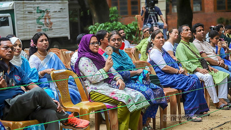 আষাঢ়ের প্রথম দিন রোববার ঢাকা বিশ্ববিদ্যালয়ের চারুকলা অনুষদের বকুলতলায় আয়োজিত বর্ষা উৎসবে গান উপভোগ করেন দর্শকরা।  ছবি: আব্দুল্লাহ আল মমীন