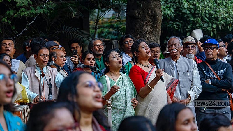 ছায়ানট আক্রান্ত হওয়ার প্রতিবাদে মঙ্গলবার বিকালে ধানমন্ডিতে ছায়ানট সংস্কৃতি ভবনের সামনে কাঁধে কাঁধ মিলিয়ে গানে গানে সংহতি সমাবেশ হয়েছে