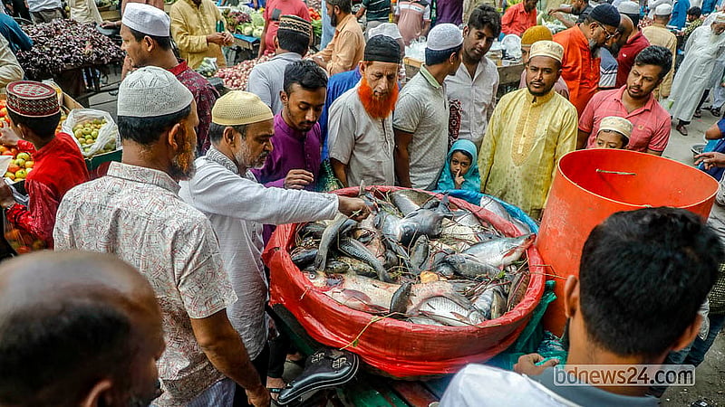 রাজধানীর নয়াপল্টনে ভিআইপি সড়কে শুক্রবার ভ্রাম্যমাণ বাজারে মাছ নিয়ে বসেছেন এক বিক্রেতা
