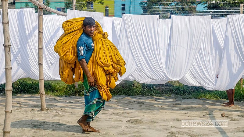 ডায়িং কারখানায় রং করা কাপড় প্রথমে রোদে শুকাতে হয়। পর্যাপ্ত রোদ থাকলে দুই ঘণ্টায় শুকিয়ে যায় এসব কাপড়