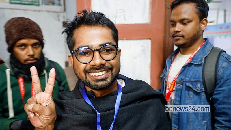 জকসু নির্বাচনে ভোট দিয়ে বিজয় চিহ্ন দেখান ছাত্রদল-ছাত্র অধিকার পরিষদ সমর্থিত 'ঐক্যবদ্ধ নির্ভীক জবিয়ান' প্যানেলের ভিপি প্রার্থী মো রাকিব