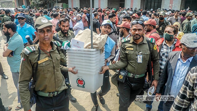 ঢাকার দোলাইর পাড় উচ্চ বিদ্যালয় থেকে বুধবার ভোটের সামগ্রী ঢাকা-৪ আসনের বিভিন্ন কেন্দ্রে পাঠানো হয় আনসার ও পুলিশের নিরাপত্তায়
